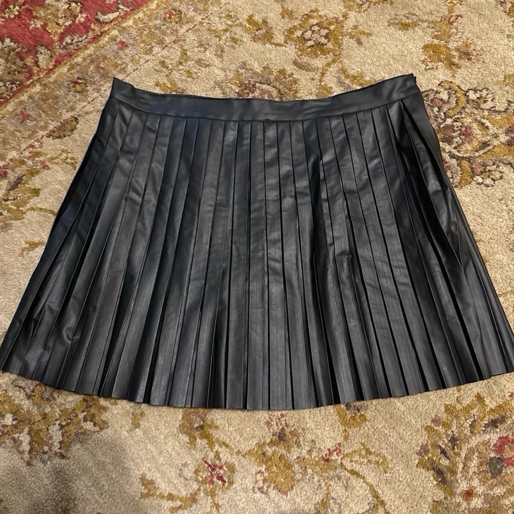 Fashion Nova Curve pleated leather skirt Size 1xl (Cart  J-108) - Picture 2 of 4
